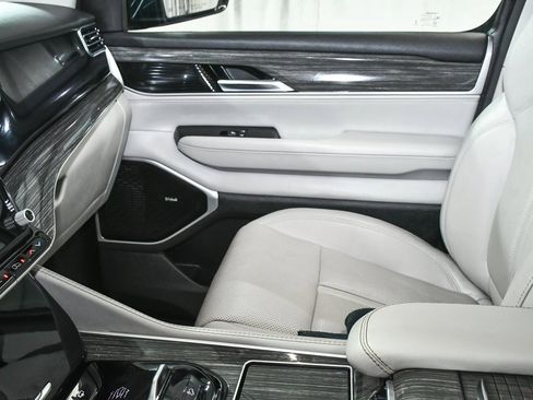 Used 2022 Jeep Wagoneer Series III w/ Premium Group I image 46