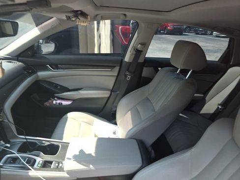 Used 2018 Honda Accord Touring image 3