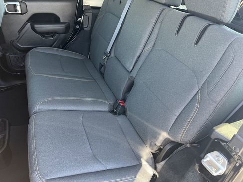 Used 2024 Jeep Wrangler Unlimited image 22