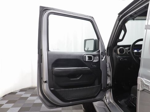 Used 2018 Jeep Wrangler Unlimited Sahara image 5