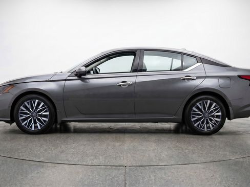Used 2025 Nissan Altima 2.5 SV FWD image 5