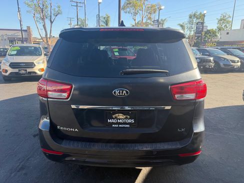 Used 2017 Kia Sedona LX w/ LX Essentials Premium Package FWD image 8
