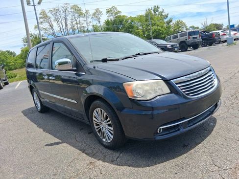 Used 2013 Chrysler Town & Country Touring-L w/ Driver Convenience Group FWD image 3