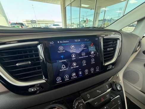 Used 2018 Chrysler Pacifica Touring Plus FWD image 35