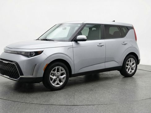 Used 2025 Kia Soul LX w/ LX Technology Package FWD image 3