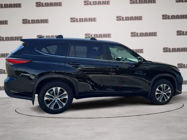 Used 2023 Toyota Highlander XLE AWD/4WD image 6