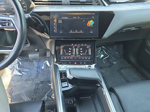 Used 2019 Audi e-tron Prestige w/ Prestige Package AWD/4WD image 21