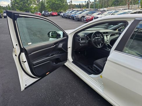 Used 2018 Toyota Camry LE FWD image 18