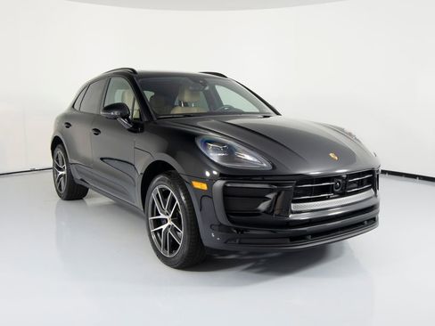 Certified 2025 Porsche Macan image 12