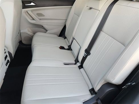 Used 2023 Volkswagen Tiguan SE image 12