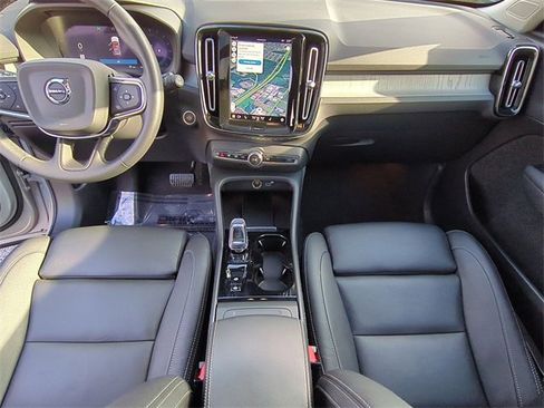 Used 2025 Volvo XC40 B5 Plus image 15