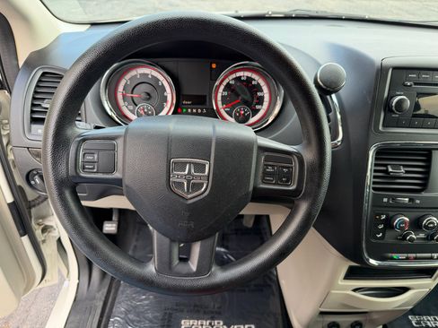 Used 2013 Dodge Grand Caravan SE image 26