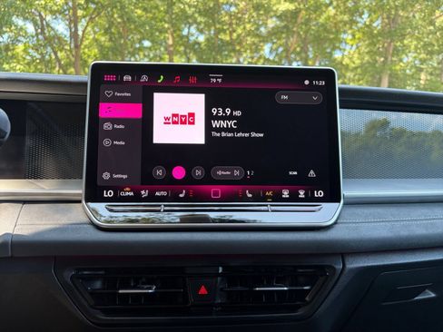 Used 2026 Volkswagen Tiguan SE AWD/4WD image 17