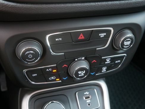 Used 2018 Jeep Compass Latitude w/ Popular Equipment Group AWD/4WD image 25