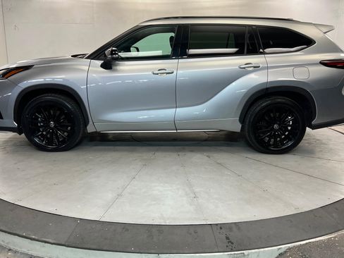 Used 2025 Toyota Highlander XSE AWD/4WD image 2