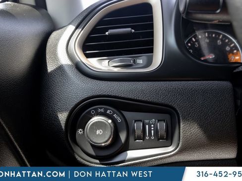 Used 2017 Jeep Renegade Latitude w/ Cold Weather Group AWD/4WD image 12
