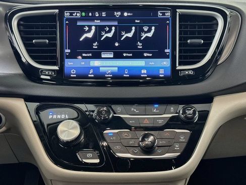 Used 2024 Chrysler Pacifica Touring-L FWD image 15