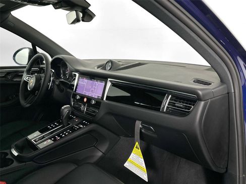 Certified 2026 Porsche Macan AWD/4WD image 30