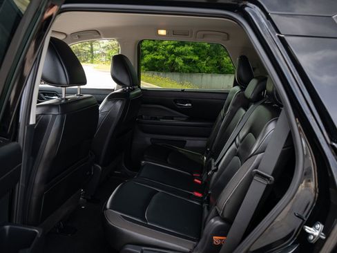 Used 2024 Nissan Pathfinder SL w/ Black Appearance Package FWD image 18