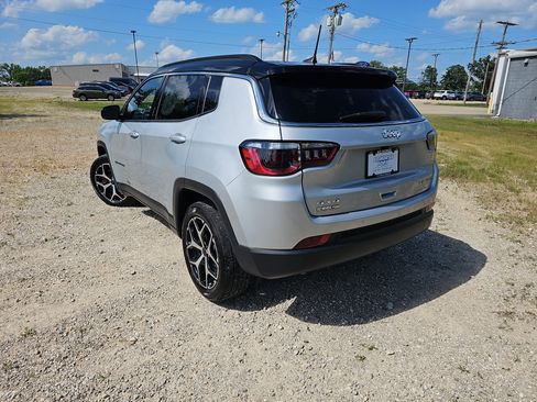 Used 2025 Jeep Compass Limited AWD/4WD image 6