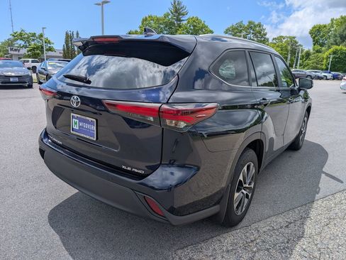 Used 2024 Toyota Highlander XLE AWD/4WD image 6