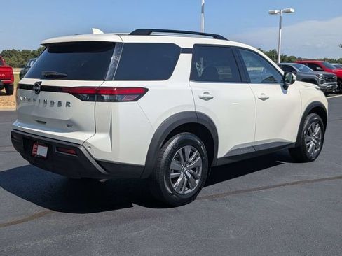 Used 2024 Nissan Pathfinder SV FWD image 3