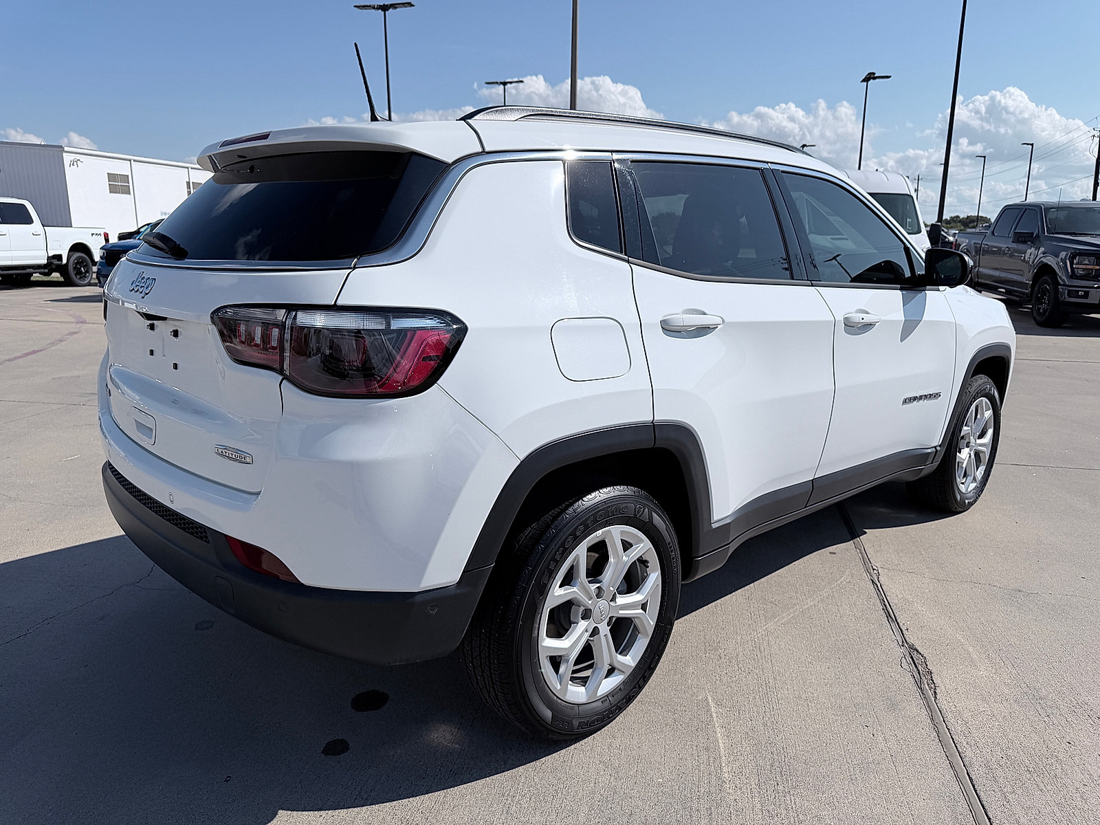 Used 2024 Jeep Compass Latitude w/ Convenience Group AWD/4WD image 7