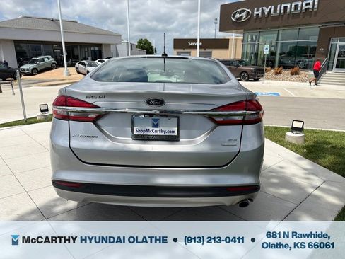 Used 2017 Ford Fusion SE FWD image 4