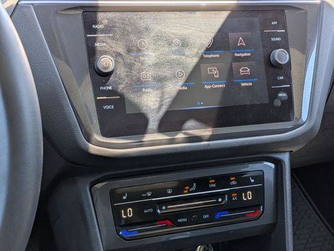 Used 2024 Volkswagen Tiguan SE w/ Panoramic Sunroof Package AWD/4WD image 11