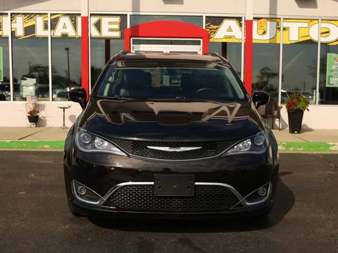 Used 2019 Chrysler Pacifica Touring-L FWD image 2