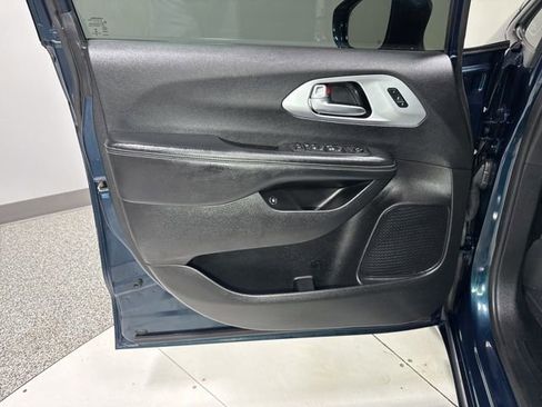 Used 2021 Chrysler Pacifica Touring-L w/ S Appearance Package FWD image 12