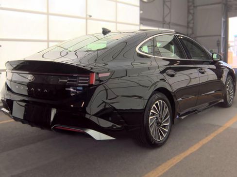 Used 2025 Hyundai Sonata Limited FWD image 2