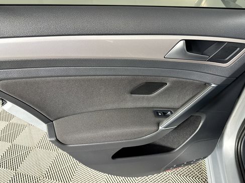 Used 2016 Volkswagen e-Golf SE w/ DC Fast Charging Package image 23