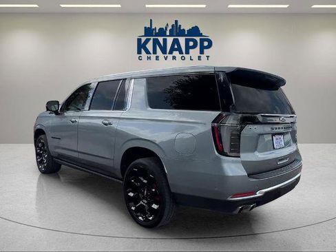 Used 2025 Chevrolet Suburban High Country AWD/4WD image 3