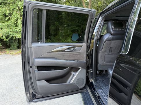Used 2017 Cadillac Escalade ESV Platinum AWD/4WD image 47