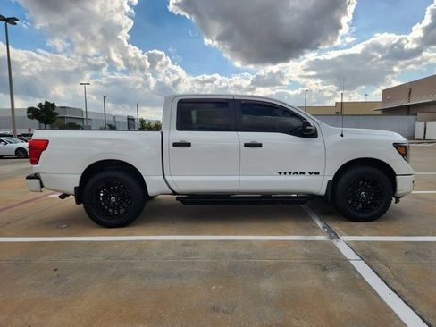 Used 2018 Nissan Titan SV w/ SV Convenience Package image 4