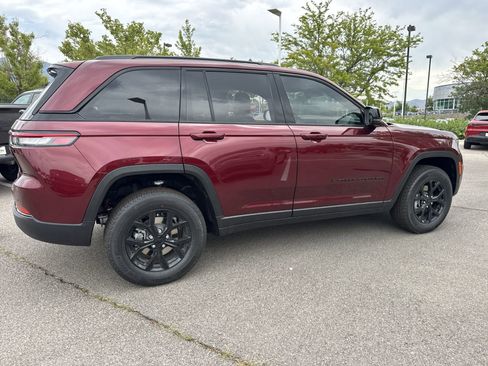 New 2025 Jeep Grand Cherokee Laredo image 9