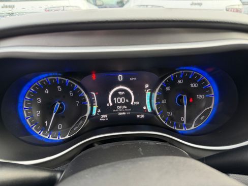 Used 2025 Chrysler Pacifica Select image 43