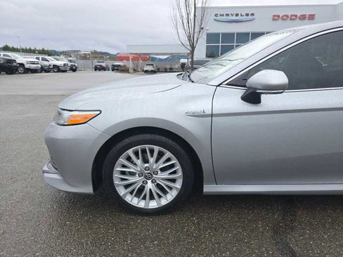 Used 2020 Toyota Camry XLE w/ Sunroof Package image 18