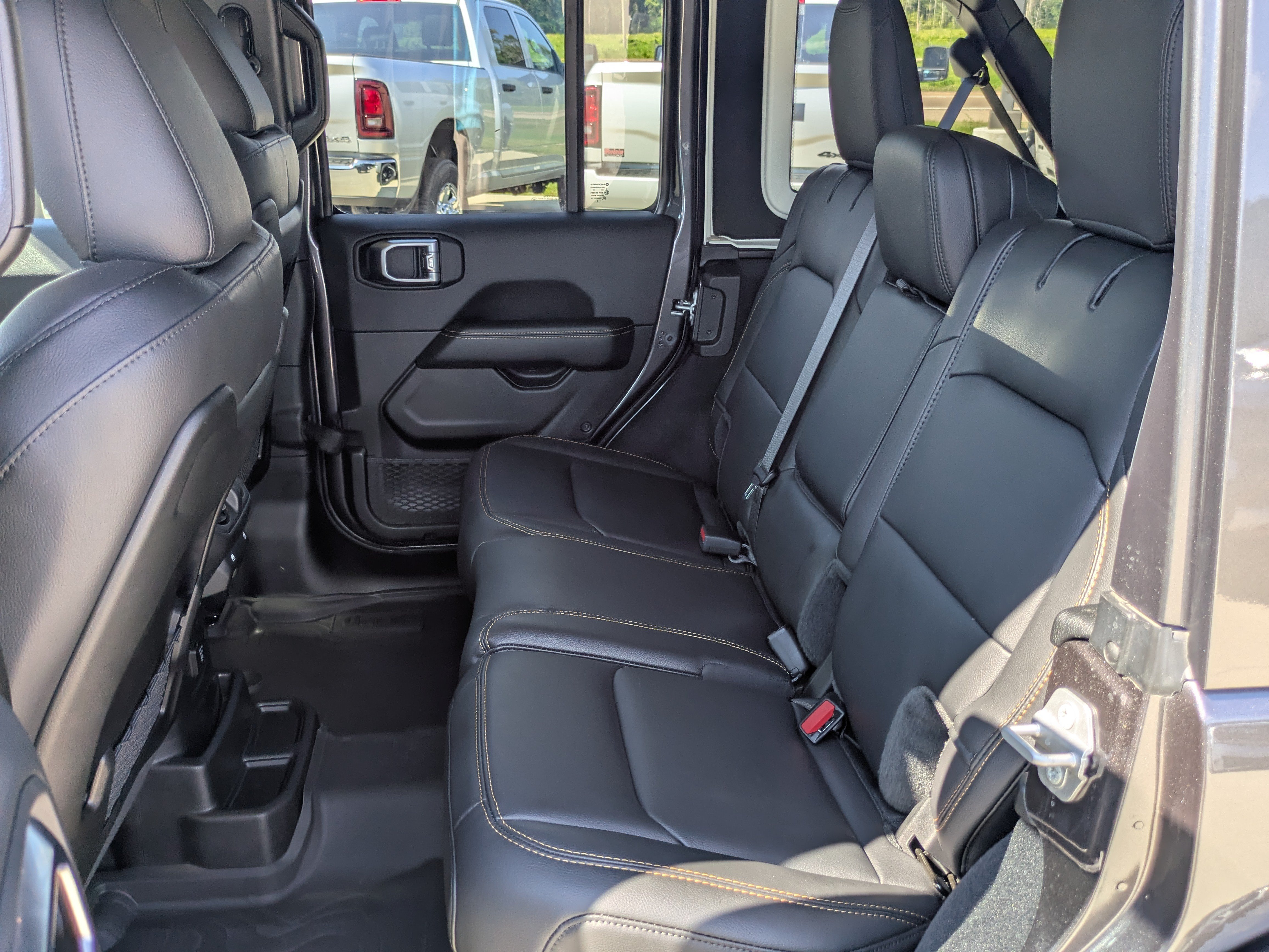 Used 2025 Jeep Wrangler Unlimited Sahara AWD/4WD image 7