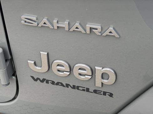 Used 2023 Jeep Wrangler Unlimited Sahara w/ LED Lighting Group AWD/4WD image 8