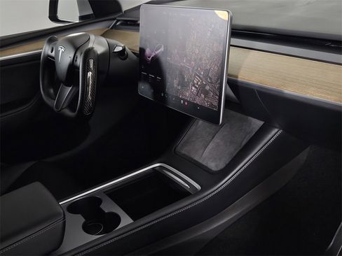 Used 2023 Tesla Model Y Long Range image 31