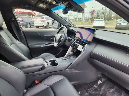 Used 2023 Toyota Venza XLE image 11