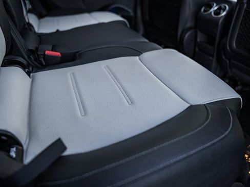 Used 2021 Mercedes-Benz GLB 250 4MATIC image 32