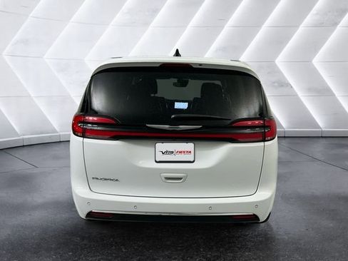 Used 2024 Chrysler Pacifica Touring-L image 5