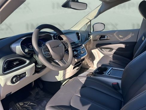 Used 2024 Chrysler Pacifica Touring-L image 9