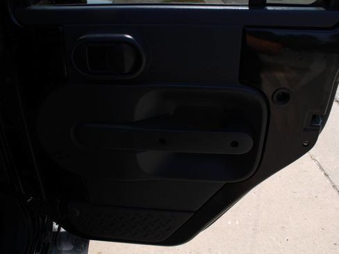 Used 2010 Jeep Wrangler Unlimited Sahara image 5