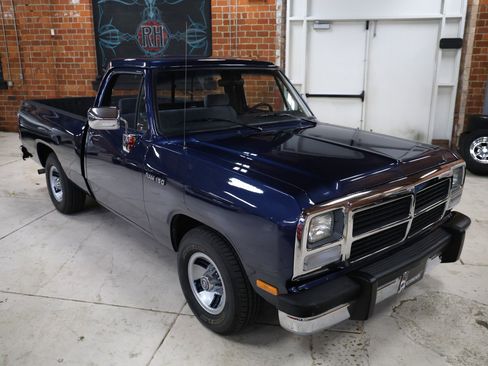 Used 1992 Dodge D/W Truck 150 image 2