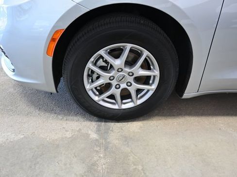 Used 2024 Chrysler Pacifica Touring-L FWD image 32