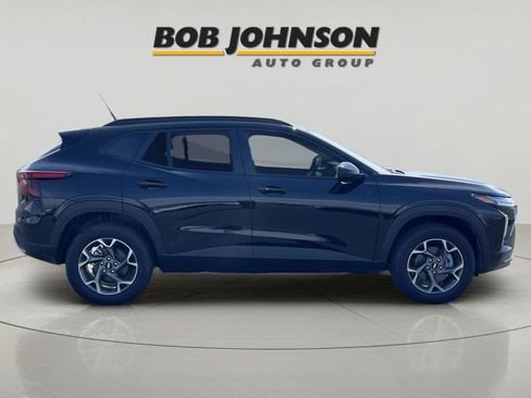New 2026 Chevrolet Trax LT w/ LT Convenience Package FWD image 2